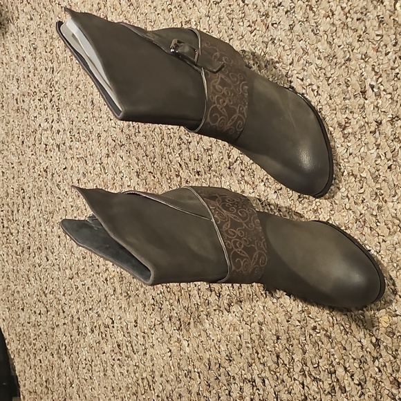 Brand New Antelope leather booties...size 38 - Picture 8 of 10